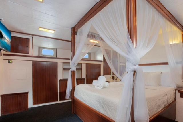 Charming Boat In Barcelona - Perfect Getaway Hotel Sant Adria de Besos Exterior photo