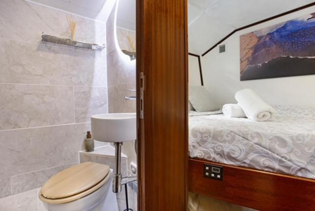 Charming Boat In Barcelona - Perfect Getaway Hotel Sant Adria de Besos Exterior photo